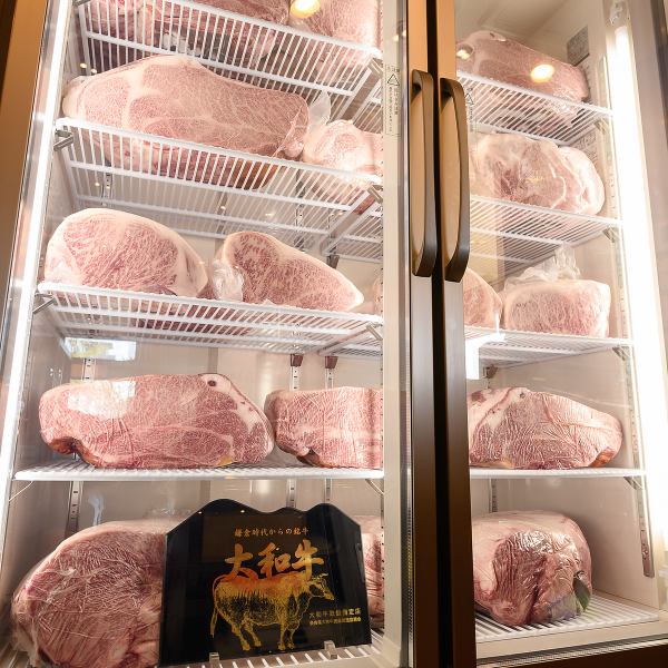 我们在入口处有一个大陈列柜。您可以实际看到并享用当天到达的品牌牛肉。优质的肉，经过精美的腌制，赏心悦目，吃起来美味！五种感官都能享受。