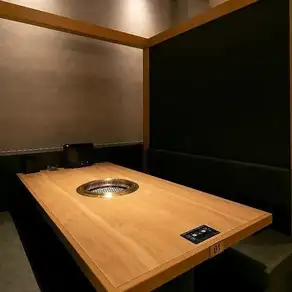 【半個室】（2～6名様×17部屋）家族や友人との集まりに最適◎隣席とは壁で仕切られた半個室のボックス席でお子様に安心の席になっております♪2名様から6名様までご利用いただけますので、様々な用途で使い分けOK！家族、デート、宴会を周りを気にせずごゆっくりお食事をお楽しみください。