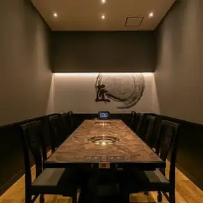 【完全個室】テーブル席（4～8名様×1部屋）特別な日に特別な空間で。完全個室でご利用いただけるVIPルームになります！大事な接待や特別な日、家族での団らんなど使い方はそれぞれ！特別な空間でゆったりとしたお時間をおくつろぎください。