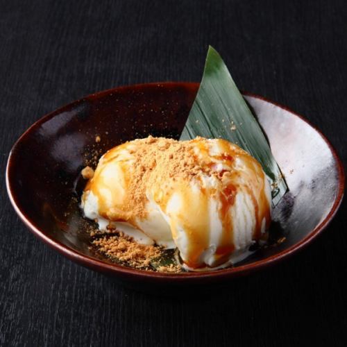 Ice cream with molasses and soybean flour