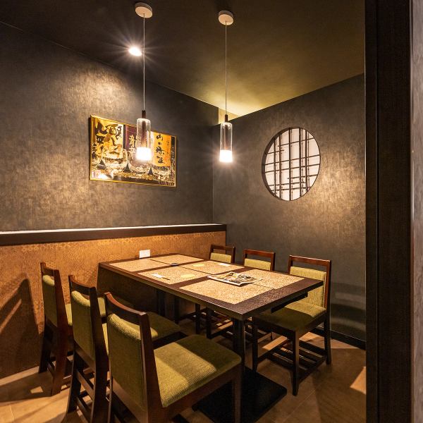 The interior of the spacious restaurant has a warm atmosphere with carefully selected lighting reflecting off the walls and floor! It can be used in a variety of settings, such as table seating for 4 people and counter seating.The table layout can be changed, so it's perfect for large and small parties!
