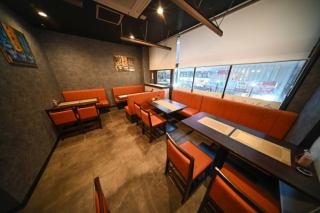 フロアはテーブル席で貸切もしやすい配置になっております。最大22名様までテーブル貸切も受付中ですので、ご希望あればお問合せください◎その他ご希望もございましたらご連絡ください。