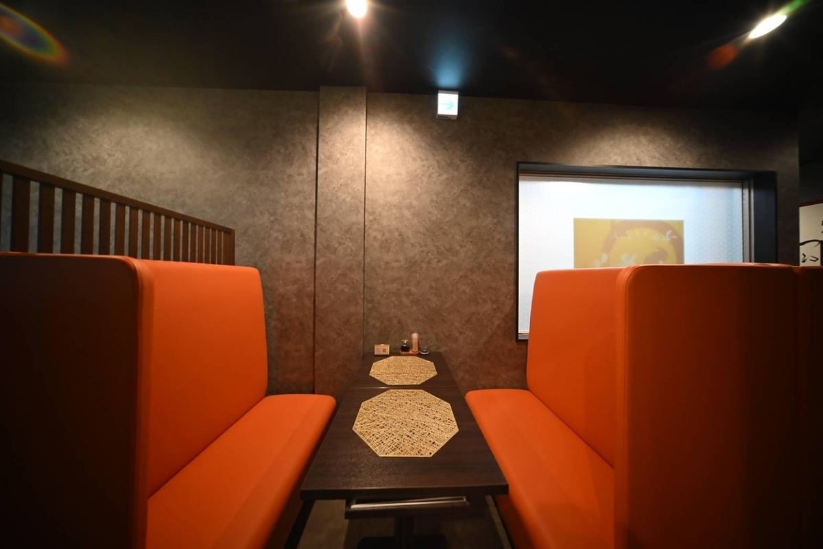 居心地の良いソファー席で二人だけのお時間をお過ごしください。