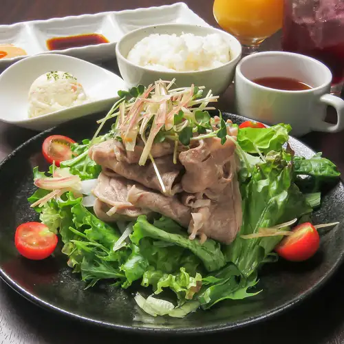 [Summer Limited Lunch] A refreshing lunch featuring carefully selected Wagyu beef shabu-shabu and aromatic vegetables.