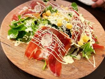 スペイン産生ハムの温玉シーザーサラダ