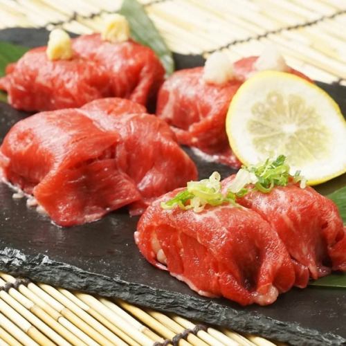 黒毛和牛を使った贅沢な肉寿司を堪能