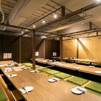 (お座敷席完全個室)ゆったりと寛いで過ごせるお座敷個室は、4～8名様、7～10名様のお部屋をご用意。お座敷は、14～18名様まででご利用可能です。少人数～中規模のご宴会まで対応できます。ゆったりと寛ぎのご宴会をお楽しみください。