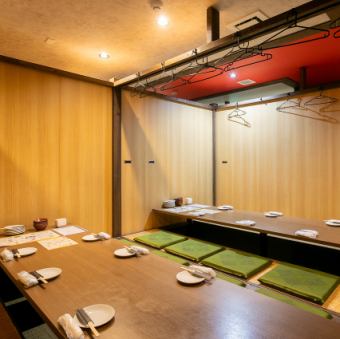 掘りごたつ席完全個室（～6名様×8部屋）「気の置けない仲間同士でゆっくりと過ごしたい」。そんな願いを叶える6名様までの個室をご用意しました。プライベートな空間で当店自慢の逸品に舌鼓を打ってみては。何気ない会話を楽しみながら、至福のひと時を過ごしませんか。