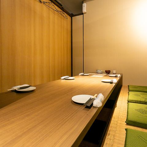 木を基調とした雰囲気抜群の店内。全席個室でゆったり寛げる!