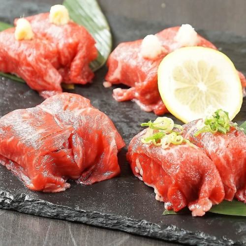 黒毛和牛を使った贅沢な肉寿司を堪能