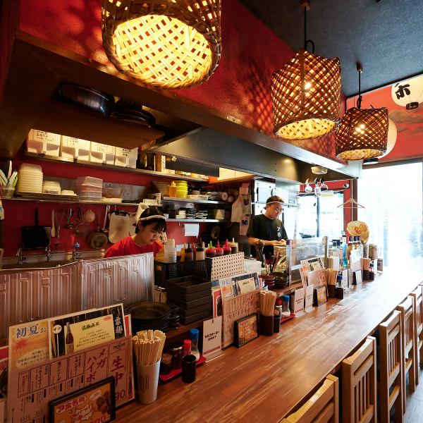 【焼き場が見えるカウンター】のお席では、目の前で調理風景をご覧いただけます。炭火の香ばしい香りに包まれ、食欲を刺激。お一人様でも、親しい方とのお食事でも、ゆっくりとおくつろぎいただける雰囲気です。料理へのこだわりを感じながら、特別なひとときをお過ごしください。