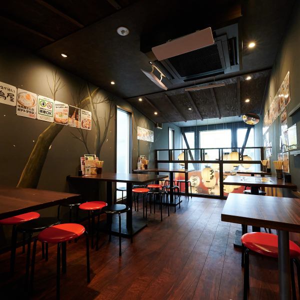 【貸切可能なお二階のお席】は、サークル打ち上げ、誕生日、同窓会、歓送迎会など、さまざまな特別なお祝いに最適な広々とした空間です。周囲を気にせず、美味しい料理と心ゆくまで語り合える雰囲気が魅力。思い出に残るパーティーシーンを、当店で演出いたします。