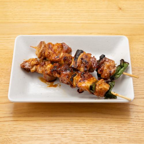 こだわりのジャンボアホウ串を108円(税込) !!新鮮な鶏肉を炭火で焼き上げた自慢の逸品!