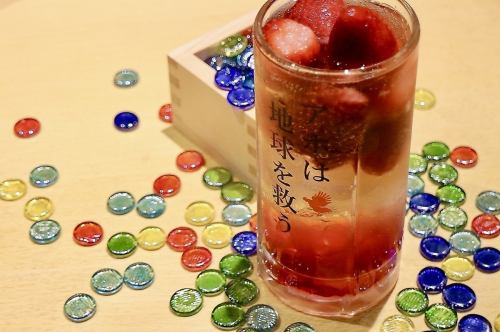 彩り鮮やか大粒フルーツが盛りだくさんで嬉しい♪ゴロゴロフルーツサワー(パイン/白ぶどう/ストロベリー)