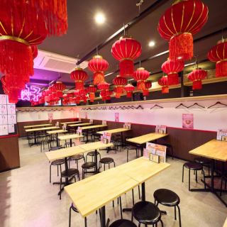 6名掛けテーブルが10席ございます。