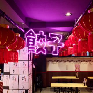 3名掛けテーブルが2席ございます。