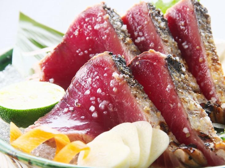 The straw-grilled bonito is exquisite! Of course, the bonito seared, but also the moray eel and Tosa red ox are also grilled with straw.