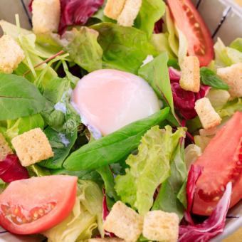 Shikoku vegetable hot ball Caesar salad / crispy texture bacon salad
