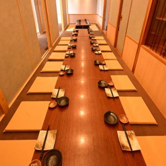 【完全個室】団体様でもご利用頂ける個室も完備しております。お席のご相談もお気軽にご相談ください。和情緒漂う個室が揃う当店は、名古屋駅での居酒屋利用に便利。カウンター個室でしっぽり飲むも良し、団体個室でワイワイ楽しむも良し。用途に合わせた席をご用意し、宴会を盛り上げます。