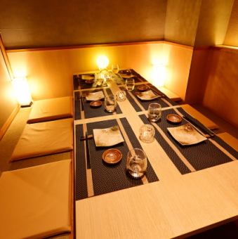 【完全個室】少人数でのお食事にもご利用頂けます。完全個室完備なのでプライベートな空間を保ちながらゆっくりとお過ごしいただけます。和の趣を感じる完全個室空間。名古屋駅徒歩5分と好アクセスながら、都会の喧騒を忘れさせる落ち着いた雰囲気が魅力の居酒屋です。接待や会食にもおすすめ。