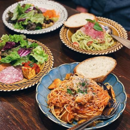 ランチコース(前菜とサラダのプレート+ピザorパスタ+デザート)、平日はスープ付