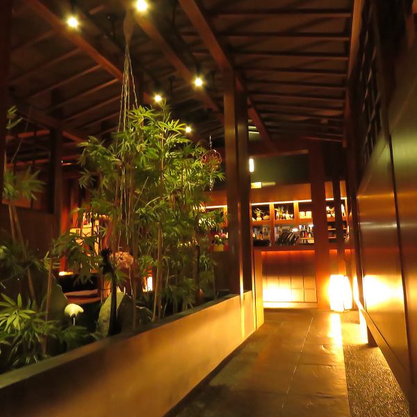 内装にこだわり、ゆったりと寛げる空間の店内は、女子会やデートはもちろん、各種ご宴会や記念日、ご家族とのお食事会などさまざまなシーンでのご利用にぴったりです◎洗練された温かみのある照明の設えが心地よい特別感を演出します。掘りごたつやテーブル席などのお席で、ゆったりと流れる時間をお楽しみください♪