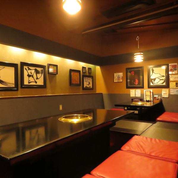 お席は足を伸ばしてゆっくり寛げる掘りごたつ席と、カジュアルに使えるテーブル席がございます。掘りごたつ席は4名席が5卓、6名席が6卓、テーブル席は4名席が2卓、6名席が2卓と、お子様連れからご宴会まで幅広い人数に対応可能です。美味しい焼肉と自家製ドリンクを囲んで、楽しい時間をお過ごしください◎