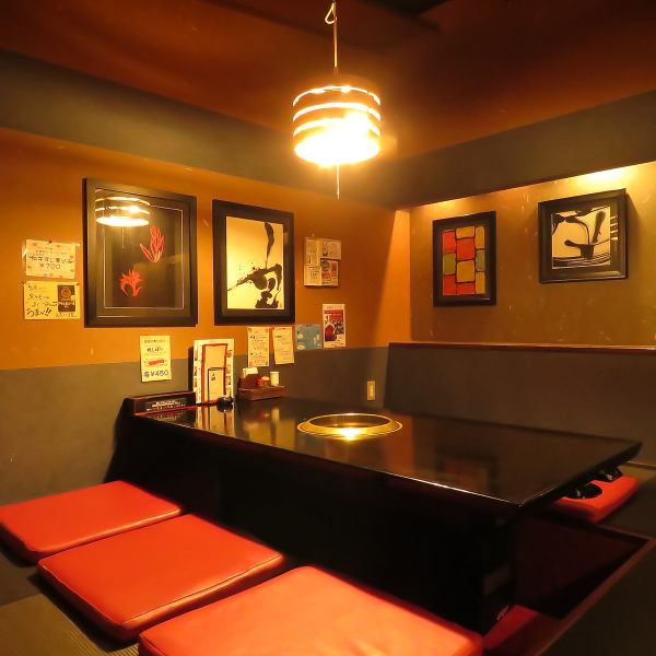 お客様に日常を忘れ、ゆったりとお食事を楽しんでいただくため、内装に徹底的にこだわった落ち着いた空間をご提供しています。店内の各所には季節感に合わせたお花を飾っており、非日常を意識した雰囲気の中でお過ごしいただけます。快適に過ごせる空間で飛騨牛を中心とした炭火焼肉をご堪能ください♪