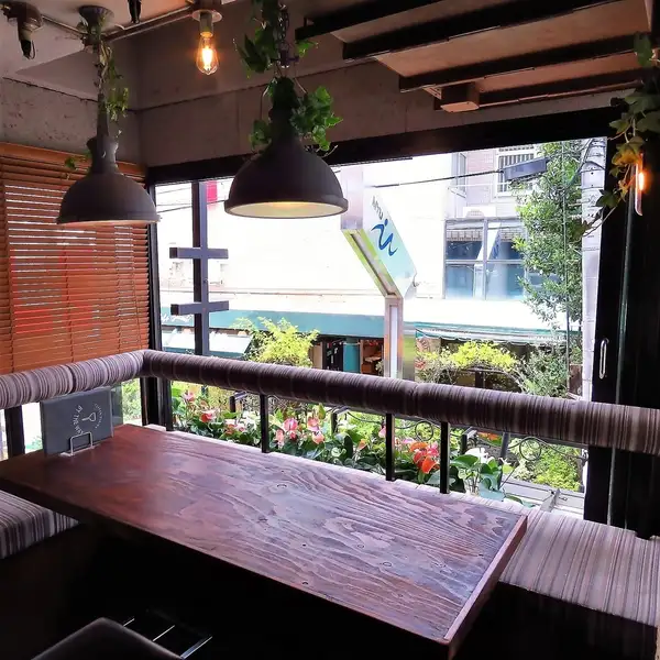 開放的な窓際のお席は最大で7名様までご利用が可能です！店内はおしゃれな空間で、デートや女子会、合コン、誕生日、記念日、各種宴会に最適です♪ご予約はお早めに！