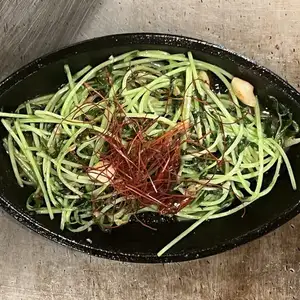 アンチョビ豆苗炒め