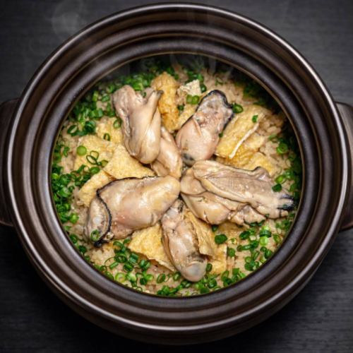 Oyster rice in a clay pot