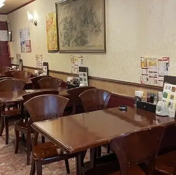 落ち着いた雰囲気が漂う上品な空間には、居心地の良いテーブル席をご用意しております。ビジネスマンの仕事帰りのお食事や、親しい仲間との飲み会など、少人数からグループでのご利用まで幅広く対応可能です。心地よい照明が照らす店内で、本格中華を心ゆくまでお楽しみください。