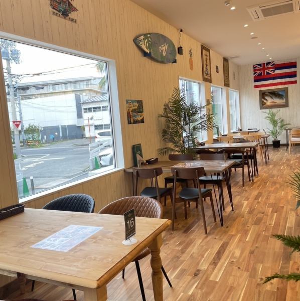 青空と白い雲が似合う店内です！ヤシの木や植物がハワイを演出♪日常を忘れさせてくれる南国ムードが包んでいます。ゆったりスペースの駐車場もございますので、お車でお越しの際にも便利です。
