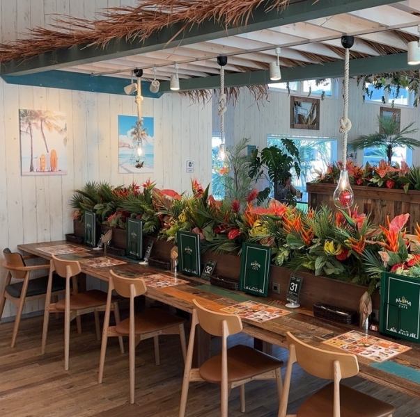 ハワイに本店を構える《ALOHA CAFE Pineapple》。ハワイからダイレクトにつながり、ハワイの文化を日本でも味わえます♪大きなヤシの木、パイナップルのロゴと元気で明るいスタッフが出迎えてくれます。日常を忘れてハワイを満喫できますよ♪