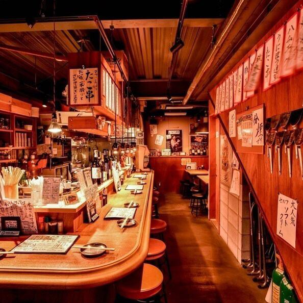 ≪五感で味わう至福のひと時♪≫特等席のカウンター席◆目の前の鉄板で焼き上げるためライブ感をお楽しみいただけます。お好み焼きなど自慢の鉄板料理とお酒に合う一品料理を、視覚・聴覚・嗅覚・味覚・触覚の五感全てでご堪能くださいませ。至福のひと時を是非当店でお過ごしください♪皆様のご来店をお待ちしております。