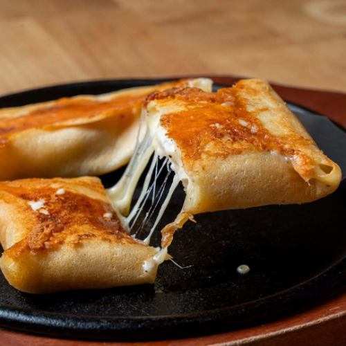 定番の鉄板お好み焼き＆お酒が進むメニューが豊富♪