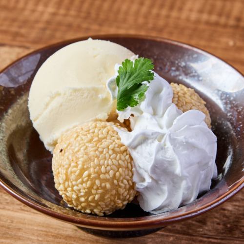 胡麻団子とバニラアイス