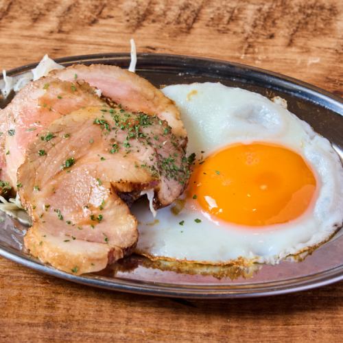 酒場のチャーシューエッグ
