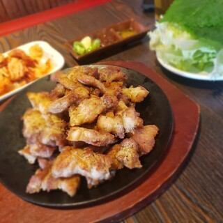 【サムギョプサルコース】柔らかジューシーな厚切り肉と定番韓国料理を満喫♪