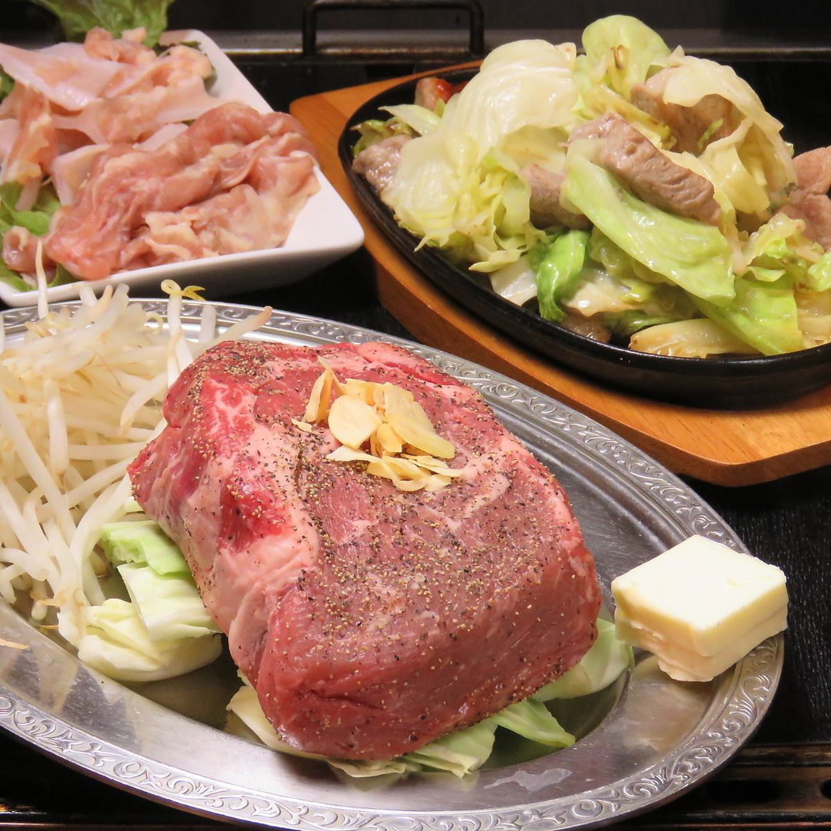 昭和レトロな雰囲気漂う店内で、豊富な鉄板焼きメニューをお楽しみいただけます☆