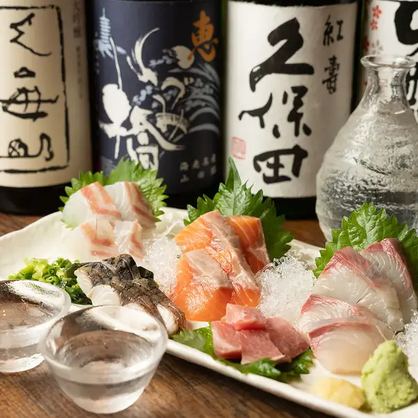 当店自慢の鮮魚の刺身盛合せ。常連さんも太鼓判を押す一品。当店自慢の一品に合う多種のお酒もご用意。味のある店内空間と一緒にご堪能あれ♪
