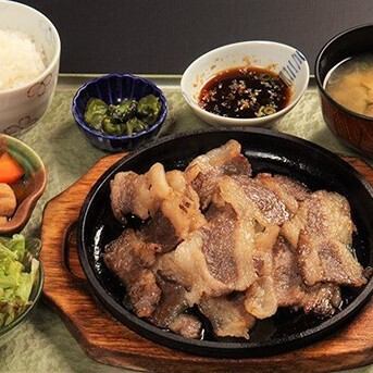 We offer high-quality yakiniku at reasonable prices for lunch.