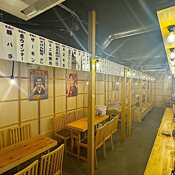 店内はレトロ感あふれる内装で、まるでタイムスリップしたかのような不思議な雰囲気が漂っています。古き良き時代を思わせる家具や装飾が施され、訪れる人々を温かく迎え入れてくれます。居心地が良く、ついつい長居したくなるような空間は、友人とのおしゃべりや一人でのんびり過ごすのにぴったりです。