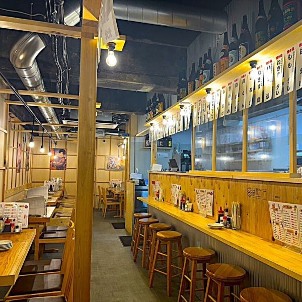 会社帰りのサク飲みやデートにぴったりなカウンター席をご用意しております！落ち着いた雰囲気の中で、友人との楽しいひとときや、大切な人との特別な時間をお過ごしいただけます。もちろん、お一人様でもお気軽にご来店いただけるので、仕事帰りのリフレッシュにも最適です。