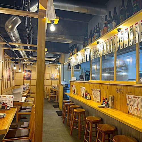 <p>会社帰りのサク飲みやデートにぴったりなカウンター席をご用意しております！落ち着いた雰囲気の中で、友人との楽しいひとときや、大切な人との特別な時間をお過ごしいただけます。もちろん、お一人様でもお気軽にご来店いただけるので、仕事帰りのリフレッシュにも最適です。</p>
