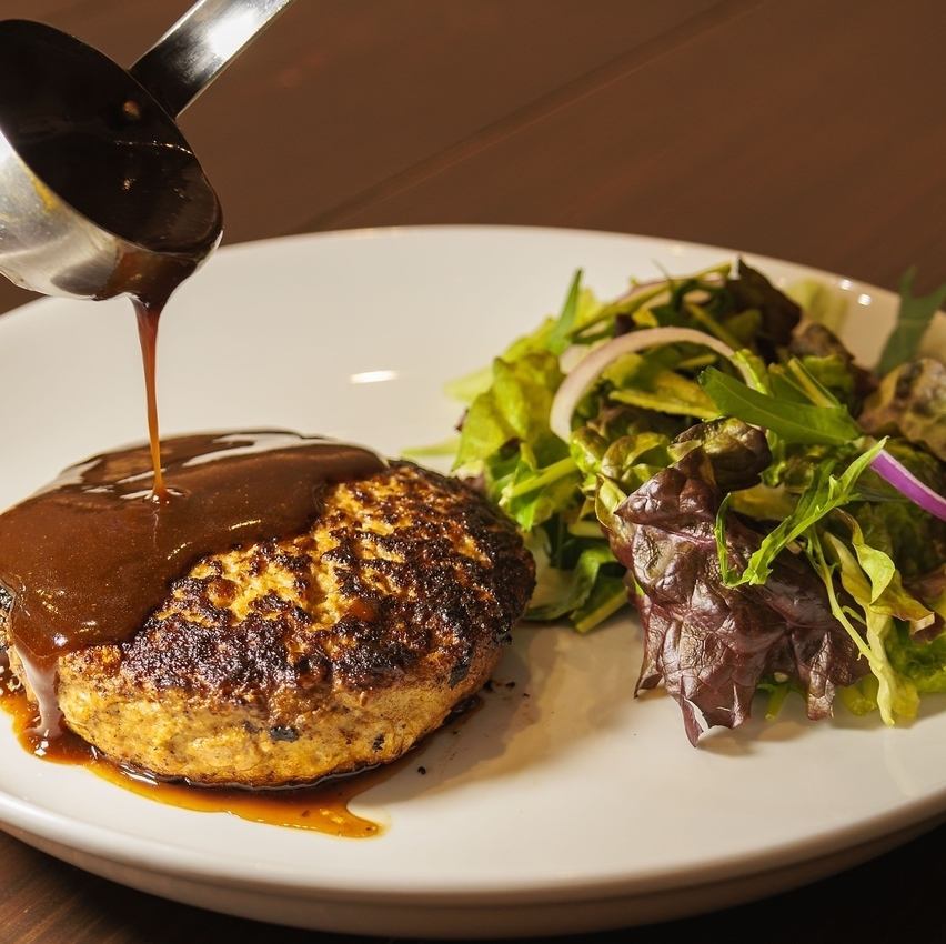 肉の旨みを感じる手ごねハンバーグが人気◎お酒のあてにも！