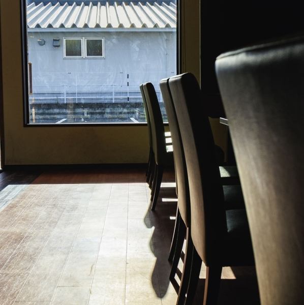 宴会向けに広々としたテーブル席を揃えており、グループでのお食事に便利です！座り心地の良い椅子と余裕を持ったレイアウトで、長時間の利用でもくつろげます☆会話を楽しみながら洋食を堪能できる空間は、同窓会や職場の集まりにもおすすめ◎