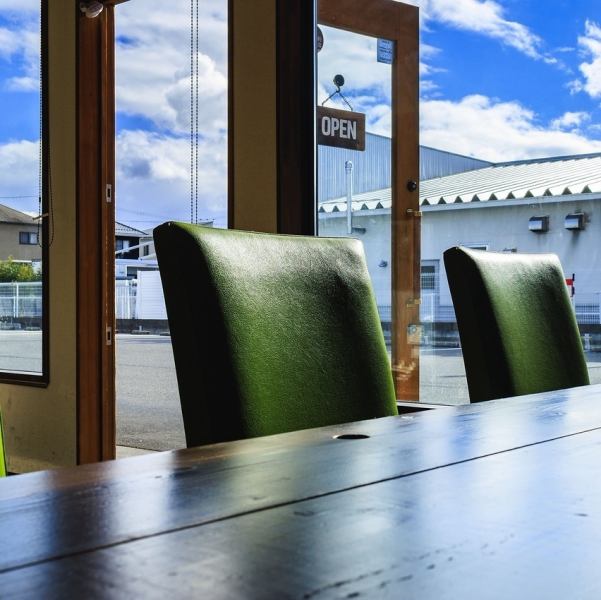 少人数で利用しやすいテーブル席は、ちょい飲みやデートにもぴったり♪落ち着いた雰囲気の中で美味しい洋食とドリンクをゆったり楽しめるのが魅力です☆明るい照明と居心地の良さを兼ね備えた空間で、ランチ利用にも◎