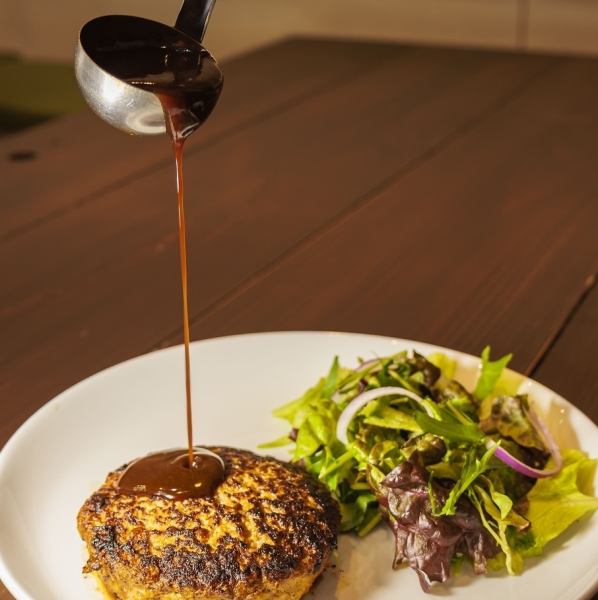 【溢れる肉汁】国産牛×豚の旨味が凝縮！こだわり抜いた「手ごねハンバーグ」