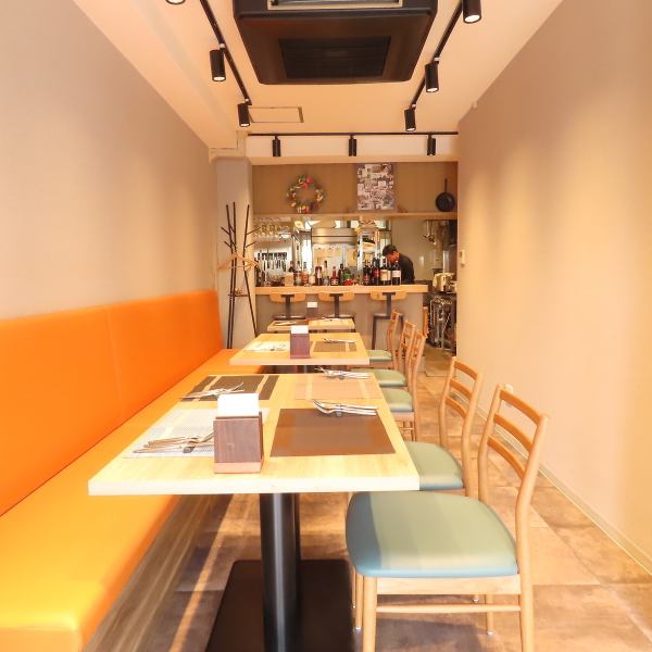 [Bright and calming space] The interior of the store is a bright and calming space with orange as the main color.It can be used for a wide variety of occasions such as anniversaries, dates, girls' night out, etc.Enjoy authentic Italian cuisine ♪ We recommend making reservations online, which is available 24 hours a day ♪